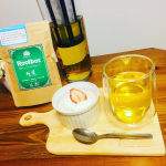 昨日と今日のおうちカフェ♡いつもは寝る前にホットで飲むルイボスティー😌これからの季節は水出しもいいですね✨✨1枚目＊ルイボスティー＊いちごヨーグルトムース2枚目＊ルイボ&hellip;のInstagram画像