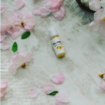 艶髪艶肌研究所の新商品美容オイル「ラ．メラ」のサンプルを使ってみました💁✨細胞間脂質とよく似た働きをする「液状ラノリン」と３種の天然オイルを配合した美容オイル💛夜洗顔後に、乾燥やしわな&hellip;のInstagram画像