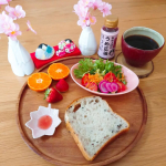 🌸朝ごパン🌸*おはようございます🌿ひな祭り風の朝ごはんにしてみました😊色合いも大好きなピンクでまとめてみました🌸💕*蛤とアサリの殻で作った手作りお雛様🎎何年も前の物だけど、&hellip;のInstagram画像