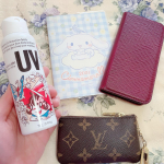 OL鞄の必需品🎀✨✨手に持っている日焼け止めはスプレータイプでベタつかない優れもの♡♡最近は紫外線が強いし髪にも使えるみたいだから髪メインに使っています🥰💓💓髪も紫外線対策しないと痛みます&hellip;のInstagram画像