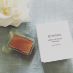 国産オーガニックブランド【アムリターラ】のハイビスカスチークを使ってみました。沖縄宮古島産のハイビスカスを使って作られたパウダリーチークなんです。農薬不使用で肌に優しくて自然な血色の良さが&hellip;のInstagram画像