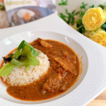～カレー～🍛﻿﻿はろー٩(ˊᗜˋ*)و﻿定期的に食べたくなる、それがカレー🍛✨﻿﻿今日のお昼もレトルトながら、本格的なカレー👳﻿﻿最近UberEATSで人気という﻿@d&hellip;のInstagram画像