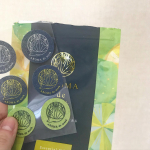 こちらはマスクに貼るタイプのアロマです！すごく新しいですよね。毎日マスクをつけなきゃいけないのでマスクの中にこもる自分の匂いなどとても気になっていたのですが、、こちらの爽やかな柑橘系の香りを嗅&hellip;のInstagram画像