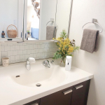 ＿＿＿＿＿＿ ⿻⋄ ̊・・洗面所が暗いのが悩みで、窓が塞がるくらい物が多すぎたので片付けたら、だいぶ改善されました🙌&uarr;もっと早く気付こ。・・もうすぐ築16年の年季が入っ&hellip;のInstagram画像