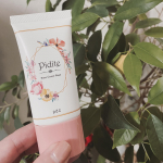 マスクをするので、メイクが面倒な日はコレ一本で外出✨肌に艶感が出る。しっかり目の時は、パウダーを上にオン☺️この下地をつけて、パウダーすると、さらさらっとした肌になるのでパウダーの着き具合&hellip;のInstagram画像