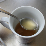 甘くてとろりとしていておやつに合います。もっとショウガが効いてる味付けでもいいんじゃない？と思ったら別途「から～いしょうが湯」という商品もあるのね、なるほど。　 #玉露園 #しょうが湯 #玉露園のしょ&hellip;のInstagram画像