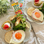 イングリッシュマフィンで朝ごパン𓌉𓌱分厚いボロニアハムのステーキをくり抜いて卵を落として作ったハムエッグをサンド卵はいただいた名古屋コーチンを使いました𓂂𓆇黄身の色が濃くて濃厚𓂃&hellip;のInstagram画像