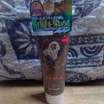 自宅で白髪染めをしていますが、すぐに色が落ちてしまったり、後頭部を塗り損ねてマダラになったり&hellip;それを補ったり、染め色を長持ちさせる【フラガールカラートリートメント】愛用中です。使い方は簡単で、シャ&hellip;のInstagram画像