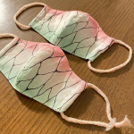 初めて立体のマスク作った😆末っ子次女に買わされてた、あのお方の柄の布🦋マスクゴムは、KAWAGUCHI様の　『耳にやさしい制菌マスクゴム』肌触りが柔らかくて、本当耳痛くならない❤️洗濯も&hellip;のInstagram画像