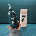 今めっちゃお気に入りのトリートメント✨⠀初めは水のようなテクスチャの美容液で、頭皮に揉み込んで栄養を与えたあと水を加えるとなんとクリーム状に！！(2枚目の動画見て！)⠀そのまま髪に馴染ませて7&hellip;のInstagram画像