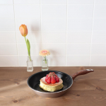 毎日使うアイテムだからこそ、使いやすくてデザインもお洒落なものを選びたい💭💭🍳ここ最近、LOHACOのフライパンがお気に入り🥰こびりつきにくく、汚れもサッととれお手入れ簡単♩焦げにくい&hellip;のInstagram画像