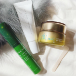 花粉症で目の周りの乾燥がすごいので色んなアイクリーム使って良かったものシェアします😊☑️イニスフリーのグリーンティーシード　アイ＆フェイスボール (&yen;2200)一時期Twitterでバ&hellip;のInstagram画像