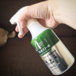 この時期に困ったらこれ^_^花粉にもペットにもダニ、ハウスダストにもこれ一本☝️🌸花粉はすごいけど窓は開けたいー！なのでカーテンやソファにつけてます。愛犬も居るので愛犬の周りにもシュシュっと🌼&hellip;のInstagram画像