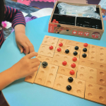 家族でボードゲーム大会。「Kulami」という木製のおしゃれなボードゲームで家族と週末遊びました☺︎夫に説明書を読み解いてもらい教わりながらの対抗戦。対象年齢より小さい子ですが理解もし&hellip;のInstagram画像