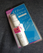 プライバシー　UVミスト50リニューアルしてパッケージも白がメインでゴールドでのアクセントが前よりも好みになりました❤1つでUVカット&うるおいプラスしてくれて、更に🌸SPF50＋PA++&hellip;のInstagram画像