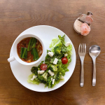 回復食5食目🥗昨日と同じくトマトスープとサラダですが、今日から脂質も少し増やしたかったのでチーズを足しました！ドレッシング代わりのレモン汁だけじゃなく、岩塩を削ってかけたのですがすっご&hellip;のInstagram画像