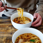 ..テレワークのランチに。#お水がいらない東京醤油らぁ麺スープ、麺、具が一つになっていて、お鍋で温めるだけであっという間にラーメンの完成。これは画期的🙆&zwj;♀️もちもち麺と本格ス&hellip;のInstagram画像