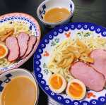 #お昼ご飯 はなべやき屋キンレイのレンジで簡単にできる豚骨魚介つけ麺☺️麺はレンジでチン&rarr;スープはお湯で溶かすだけのとっても簡単！なのにすごい美味しい♡麺も太麺でコシがあってスープとよく絡&hellip;のInstagram画像