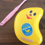 この春から、次女をプレに行かせる予定で準備中😉プラスチックやビニール素材のおなまえつけに困ったら・・「モノペタラベル」🏷写真の一番最後(他社さんのシール)にあるように、毎日洗ってい&hellip;のInstagram画像