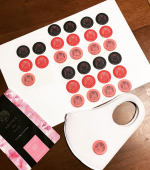 アロマdeマスクをモニターさせて頂きました。桜の香りで春の気分が高まり、晴れやかな気持ちで仕事をしながらリラックス🌸そのかわいいシールどんな効果があるの？と予想以上に同僚の食いつきも良かったです💕みん&hellip;のInstagram画像