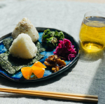 #🍙 昨日のお昼ごはん。なんだかお米が食べたくなって、塩おにぎりにしました。ひとつはシンプルに、もうひとつは蕎麦の実入りです🍙🍙ホントはお味噌汁が欲しかったのだけど、テレワーク中の&hellip;のInstagram画像