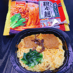 お昼ご飯はお皿がいらないシリーズの#汁なし坦々麺 と#ジャージャー麺 を食べました😊封を切ってレンジでチン！だけなのでとても簡単！なのに本格的な味で大満足💓坦々麺はちょいピリ辛で花椒がきいてて麺がもち&hellip;のInstagram画像