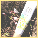 毎日の必需品✩*.ﾟお出かけには必ずバックに入ってるくらいお気に入り♡まず見た目が可愛い( *&acute;︶`*)そして手だけじゃなく爪まで保湿してくれる...♪*ﾟネイルシールの存&hellip;のInstagram画像