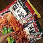 普段から私が食べているお皿が入らない汁なしシリーズの坦々麺炸醤麺を食べました！袋をちょっと開けてチンするだけでお皿も入らずそのまま食べることができるのでとても楽ちんです！！普段は料理を&hellip;のInstagram画像