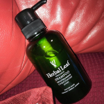 今回はハーバルリーフのシャンプーを使用しました。ノンシリコンシャンプーと言うことで、髪の毛への良い成分がしっかりと配合されていました💖香りはあまり書いたことのない珍しい香りでハーブ&hellip;のInstagram画像