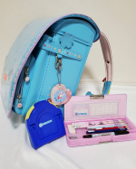 こっちゃんのは小学生なので写真入りじゃなくキャラクターにしてみたよ🤗(私も写真が良かった～って言われたけど😂)2年目なので使用感たっぷりの筆箱w色んなキャラクターやもちろん無地もあるよ&hellip;のInstagram画像