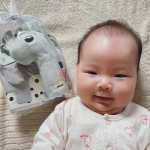 ・#donebydeer さんのにぎにぎラトルのモニターに選んで頂きました🥺・にぎにぎラトルだけだと思っていたら、仕掛け絵本も一緒に届きました🙏🏻✨・・キリンさんは、ほのちゃん&hellip;のInstagram画像