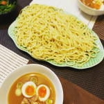 今日のお昼は家族でつけ麺を食べました。なべやき屋キンレイさんの「豚骨魚介つけ麺」です。スープめちゃくちゃ美味しいです❤️濃厚な豚骨スープと魚粉の味で、まるでお店で食べてるみたい。全然飽きな&hellip;のInstagram画像
