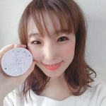 メイクの上からUVカットシリーズ✨✨..SPF50+PA+++のUVカットに加え、皮脂吸着パウダーとテカリ防止配合✨✨..私の好きなキラキラパッケージ！！これからメイク直し&hellip;のInstagram画像