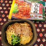 テーブルマーク様の、お皿がいらない、ジャージャー麺と坦々麺レンジで簡単にあっと言う間に調理出来て、さっと片付けられて、洗い物も無く、時間がない時、忙しい主婦の強い味方✨大好きな麺が、簡単に美味&hellip;のInstagram画像