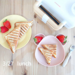 **今日のランチ🥪初めてホットサンド作ってみました。味は娘も食べられるように、𖧷トマトハムチーズ𖧷ベーコンツナマヨの2つにしました。ちょっと固いかなーと思ったけ&hellip;のInstagram画像