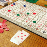 アメリカで人気のシークエンスで遊びました！トランプの五目並べのようなボードゲームです♡♧♢♤説明書と睨めっこしながら&hellip;うんうん。。チップを5枚縦横斜めどれかで置ければ勝ち〜✨やってみればルール&hellip;のInstagram画像