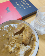 五島の鯛で出汁を取ったプレミアムカレー🍛お肉が大きくはいってて、レトルトカレーに思えない豪華さ😌さらさらのカレーで食べやすい🍛今まで食べた事ない味のカレーでした😉ごちそうさまでした🐮&hellip;のInstagram画像