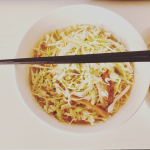 春爛漫気分でラーメンランチ。思い立ったら7分で完成する手軽さったら！用意するのは片手鍋とお椀とお箸だけ  スープは大満足なガツン味の豚骨醤油なので固茹で卵と黒胡椒だけ加えました。うーん春だ！美味しいラ&hellip;のInstagram画像