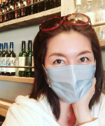 いつもは洗えるマスクが主流だけれどたまには上品『艶色』スパンレース不織布カラーマスク✨カラーは4色ピンク・ベージュ以外のグレーとブラックをお試しさせていただいています😷スパンレース製法&hellip;のInstagram画像