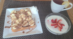 #チョコレート入りの#食パンで#バナナチョコパン上にかけたチョコレートは#ROYCE'の板チョコを溶かしてかけてみた。ヨーグルトにはいただきものの#あまおう&hellip;のInstagram画像