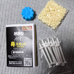 鼻毛ワックスにハマった旦那。MBG HX鼻　スカットワックスを旦那が使ってみました。青いシリコンカップに、白いワックスをいれてレンジで温めます。スティックにワックスを巻きつけて、鼻にさしこ&hellip;のInstagram画像