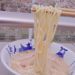 なべやき屋キンレイ様のお水がいらないシリーズラーメン横綱豚骨醤油味をお花見がてらお外で食べました！庭から桜が見えるので毎年うっとりしてみていましたが今年は花よりラーメンでしたw濃厚なスープにツ&hellip;のInstagram画像