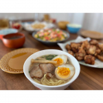 ..今回はなべやき屋キンレイさんのモニター♡..京都発祥の人気店『ラーメン横綱』監修商品のラーメン🍜スープ、麺、具が一つになっていて、お鍋に入れて温めるだけで美味しく食べれます♡具もしっ&hellip;のInstagram画像