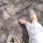 こんばんは☺.先日、娘たちと春色の素敵なパンプスで、桜並木でお散歩しました🌸.１枚目のバッグからワインボトルが覗いていますが気にしないでください！..ぴたっプス　ポイン&hellip;のInstagram画像