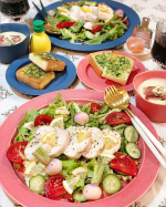 *。🍴👩🏻&zwj;🍳ビストロあちか👩🏻&zwj;🍳🍴・鶏ハムサラダプレート・ブルチとジャガとベーコンのスープ・ガーリックトースト・赤ワイン.湯煎で簡単に作った胸肉の自家製鶏ハムと産直&hellip;のInstagram画像