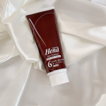 ⭐︎⭐︎⭐︎テンスターカラートリートメント　ヘナ⭐︎⭐︎⭐︎白髪が気になるのでお手軽に染めれるこちらを使ってみました。使い方はとっても簡単！●シャンプー後に水気を切った髪に&hellip;のInstagram画像