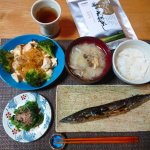 🐟さんま定食🐟*新玉ねぎのお味噌汁が食べたくて、とびっきりの出汁を使って作りました👩&zwj;🍳*化学調味料、保存料無添加の『豊の天然だし』はパックになってて使いやすくて、本格的な出汁がとれま&hellip;のInstagram画像