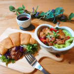 🥐🐔🍷おうちごはん🍷🐔🥐*おひとりさま晩御飯はサラダとクロワッサンサンドと赤ワイン🍴の簡単ごはん*鶏もも肉１枚を４等分に切り、肉おかずの素に1分漬け込みもみこんで、パウチごとレンチンす&hellip;のInstagram画像