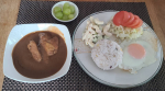 #おうちランチ高級な#レトルトカレーをいただいた☺️大きいお肉がゴロッと😍柔らかい✨サラダをつくっただけでちゃんとしたご飯に、、楽チン🙌御馳走様でしたm&hellip;のInstagram画像