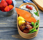 2021.04.14・焼き鮭・ガーリックローストチキン・卵焼き・いんげんの胡麻和え・苺**今日は鮭とオーブンで焼いたローストチキン。夜に下味をつけて朝はオーブン&hellip;のInstagram画像